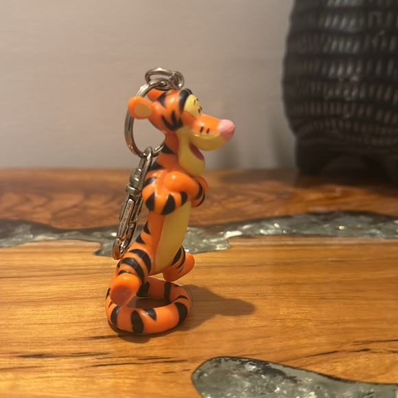Disney Winnie The Pooh Tigger Bouncing Keychain - Picture 4 of 6